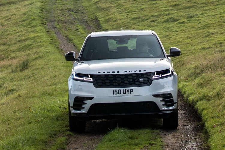 Tại Mỹ, giá xe Range Rover Velar 2021 có giá khởi điểm 58.050 USD, tăng 600 USD so với đời xe trước. Phiên bản sử dụng động cơ 3.0L công suất 335 mã lực có giá từ 65.050 USD. Bản dùng động cơ 3.0L 395 mã lực được niêm yết giá từ 78.050 USD.