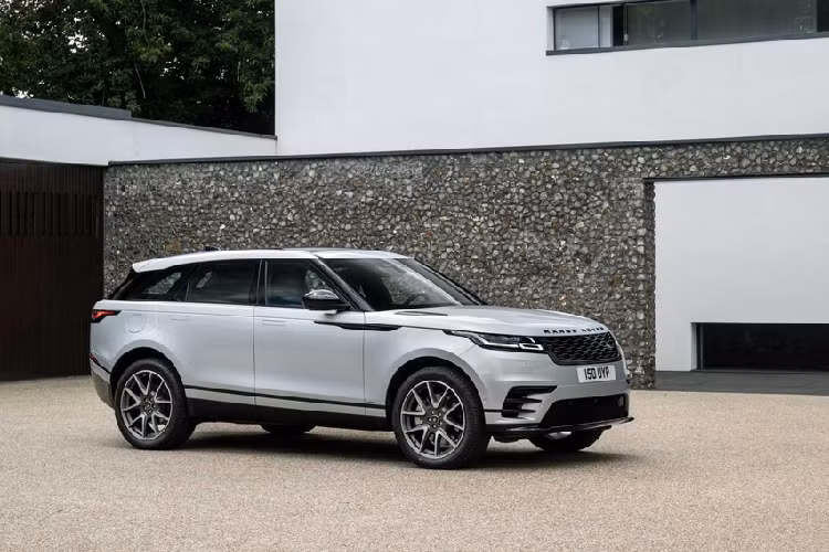 Cùng với Range Rover Evoque và Land Rover Discovery Sport, mẫu SUV hạng sang Range Rover Velar 2021 mới bản nâng cấp cũng đã chính thức trình làng. Velar mới có động cơ điện hoạt động hiệu quả hơn. Song song đó, xe cũng được bổ sung một số công nghệ mới.