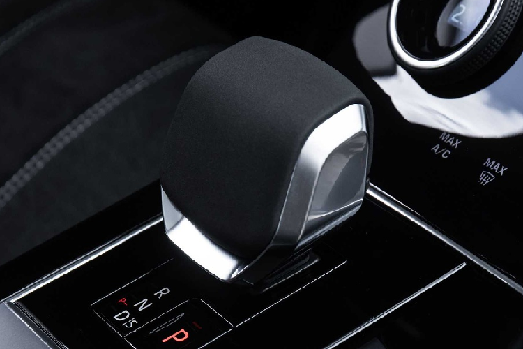 Range Rover Velar 2021 có 3 tùy chọn động cơ. Trong đó, động cơ tăng áp 2.0L 4 xy-lanh công suất 247 mã lực đã xuất hiện trên đời xe trước, được trang bị trên các phiên bản Velar S và R-Dynamic S.