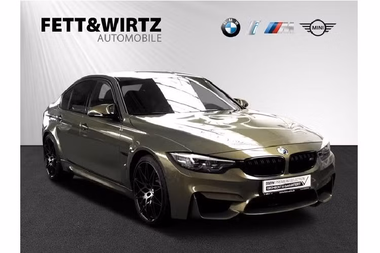 Với hai chiếc BMW M3 Competition mới trong bài viết này, bạn sẽ được nhìn thấy hai màu sơn có phần lạ lẫm nhưng lại mang cho cả hai chiếc BMW này một vẻ đẹp riêng khi được phối hợp với những chi tiết khác bên ngoài cũng như nội thất của xe.