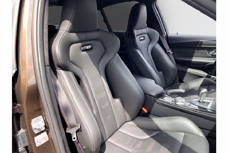 Chiếc BMW thứ hai có phần tương đồng với chiếc trên khi cũng sở hữu bộ mâm 20 inch đa chấu, cùng với đó là những chi tiết ốp ngoại thất bằng sợi carbon, bao gồm cả phần mui xe. Nội thất của xe được bọc da màu đen với chỉ khâu tương phản màu trắng và được ốp sợi carbon như chiếc trên.