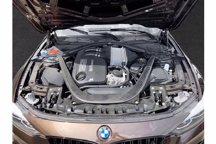 Đến với chiếc BMW M3 Competition còn lại, xe được hoàn thiện với sắc nâu ánh kim có tên Macadamia Metallic. Giống với màu sơn trên chiếc M3 phía trên, màu sơn nâu này cũng sẽ cung cấp những hạt ánh kim màu vàng khi được ánh sáng rọi trực tiếp.