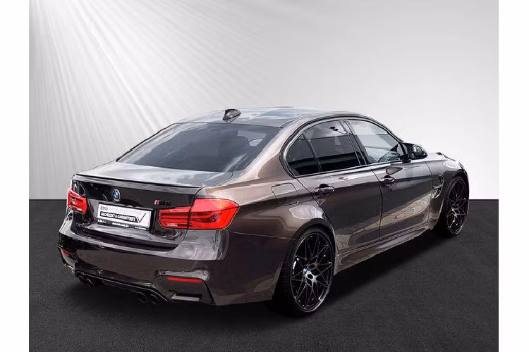 Giá xe BMW M3 có “màu sơn giống màu decal dán” này hiện đang được rao bán tại Autoscout khoảng 72.000 USD cho chiếc có màu Messing Metallic và 73.000 USD cho chiếc màu Macadamia Metallic. Cả hai chiếc xe đều đã được sử dụng và đều lăn bánh trên 17.000 km. Vậy, với hơn 70.000 USD một chút, bạn sẽ sở hữu được một trong hai chiếc BMW với màu sơn độc đáo.