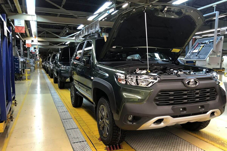 Động cơ trên kết hợp với hộp số sàn 5 cấp, cho phép Lada Niva Travel 2021 tăng tốc từ 0-100 km/h trong thời gian 19 giây và đạt vận tốc tối đa 140 km/h. Bù lại, xe được trang bị hệ dẫn động 4 bánh toàn thời gian với khóa vi sai và hộp số phụ với chế độ số chậm.