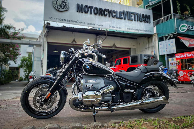 Sau khi ra mắt thị trường thế giới, mẫu cruiser cổ điển BMW R18 First Edition mới đã chính thức có mặt tại Việt Nam. Trước đó, vào tháng 11/2020 BMW R18 với hai phiên bản tiêu chuẩn và First Edition từng được BMW Motorrad trình làng thị trường Đông Nam Á thông qua màn ra mắt tại Malaysia.