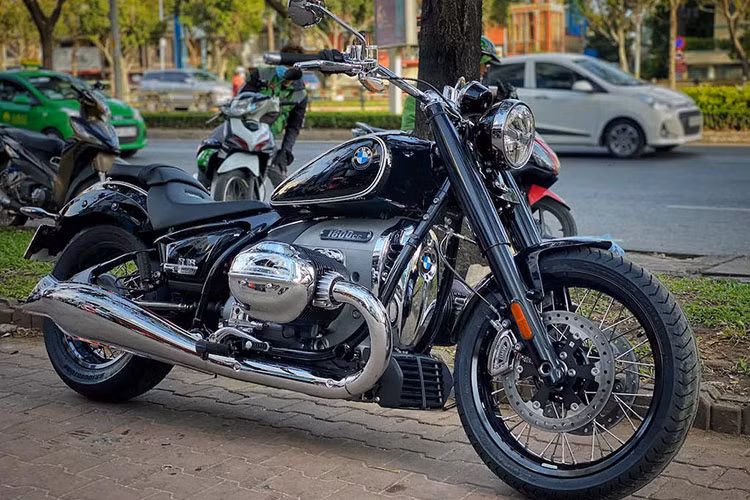 Đây là chiếc BMW R18 First Edition đầu tiên về Việt Nam. Mẫu xe này cũng thuộc dạng môtô “hàng hiếm” khi chỉ có 18 chiếc được phân phối tại Malaysia. Giá xe BMW R18 First Edition tại Việt Nam hiện chưa được hé lộ nhưg dự đoán không dưới 1 tỷ đồng. Tại thời điểm ra mắt thị trường thế giới, xe có giá 19.870 USD. Trong khi đó, tại thị trường Malaysia, xe bán ra tới 156.500 ringgit (tương đương 803 triệu đồng).