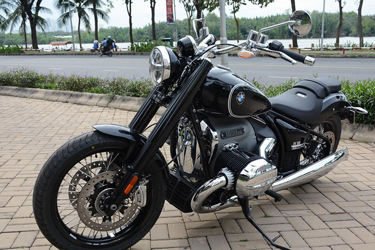 BMW R18 First Edition 2021 mới sở hữu phong cách cổ điển đậm chất Cruiser, đơn giản nhưng rất hầm hố. Tổng thể thiết kế của xe khá giống với phiên bản Concept ra mắt trước đó, bao gồm đèn pha dạng tròn cổ điển, bình xăng hình giọt nước, dàn để chân đặt thấp, yên xe đơn và bình xăng vẫn sử dụng viền màu trắng hai bên. 