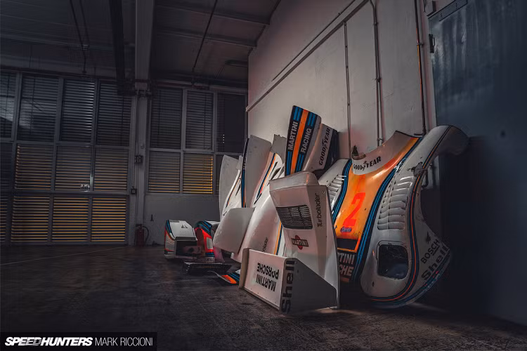 Thật tuyệt vời khi một người đàn ông với một tầm nhìn riêng, bắt đầu chế tạo ô tô bằng tay – nói thẳng ra là gò từng tấm nhôm bằng búa trên khung gỗ – và gắn vào một động cơ 40 mã lực để tạo ra một chiếc xe khá nhẹ và cực kì linh hoạt. Và gần 70 năm tiến bộ sau đó, chính dự án nhỏ này đã góp phần đưa 919 chạy một vòng quanh Nurburgring trong 5 phút 19,546 giây.