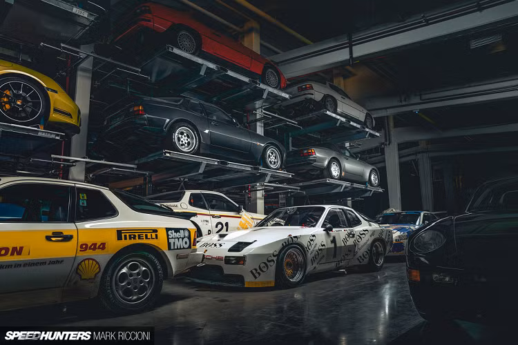 Nói về xe đua, đây là một chiếc 924 GTP rất đặc biệt. Lý do là vì GTP là viết tắt của ‘GT Prototype’, và cũng chính chiếc 924 đặc biệt này, được điều khiển bởi không ai khác ngoài Walter Röhrl, sử dụng động cơ của 944 Turbo.