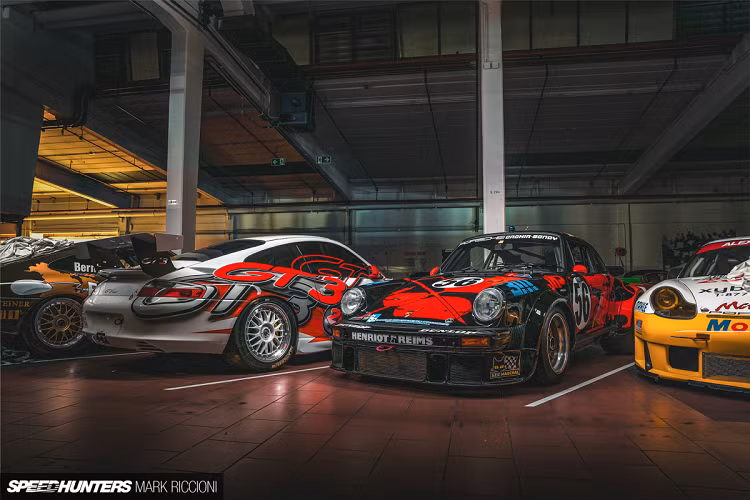 Ông chủ của Beny, anh Alexander E. Klein, đã ‘bật đèn xanh’ cho phép Speedhunters ghi lại những hình ảnh về lịch sử của Porsche trong một đêm yên tĩnh và thanh bình.