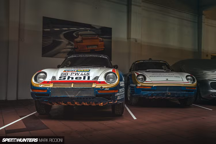 Những chiếc xe đua đều được cất giữ ở phía trước nhà kho để có thể kéo ra nhanh chóng và dễ dàng di chuyển lên xe tải. Tất cả mọi thứ được xem xét từ cách nhìn có tính hệ thống. Bạn chỉ có thể tưởng tượng ra tất cả các cơn đau nửa đầu mà Alexander, Beny và nhóm nghiên cứu đều phải chịu đựng để đạt đến cấp độ bố trí như thế này.