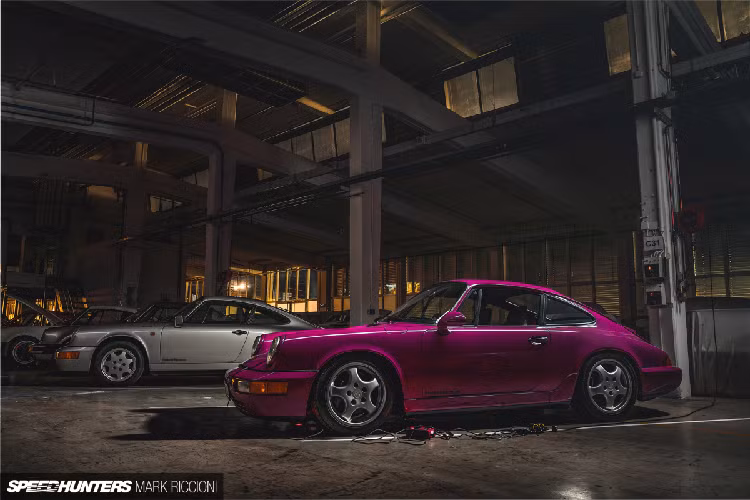 Đây là một trong những chiếc xe giới thiệu với báo chí khi ấy. Nếu bạn kiểm tra số khung, ngạc nhiên rằng nó thực sự ra là một chiếc xe tranh giải Cup của Porsche. Khi nhóm nghiên cứu đằng sau chiếc Carrera RS bắt đầu với ý tưởng này, họ đã lấy một chiếc xe đua Cup, tháo ra từng mảnh và lên ý tưởng về một chiếc xe đua đường phố.