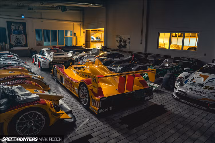 Hãng siêu xe Porsche chỉ mới có cơ sở lưu trữ này trong khoảng hơn 7 năm trở lại đây. Trước đó, những chiếc xe tại đây được phân chia, cất giữ tại nhiều nơi khác nhau khắp Stuttgart. Alexander và Beny đã làm việc cùng với nhiều đội khác nhau để đảm bảo tất cả những chiếc xe trong bộ sưu tập này hoạt động được và xứng đáng có mặt trong Bảo tàng Porsche Museum.