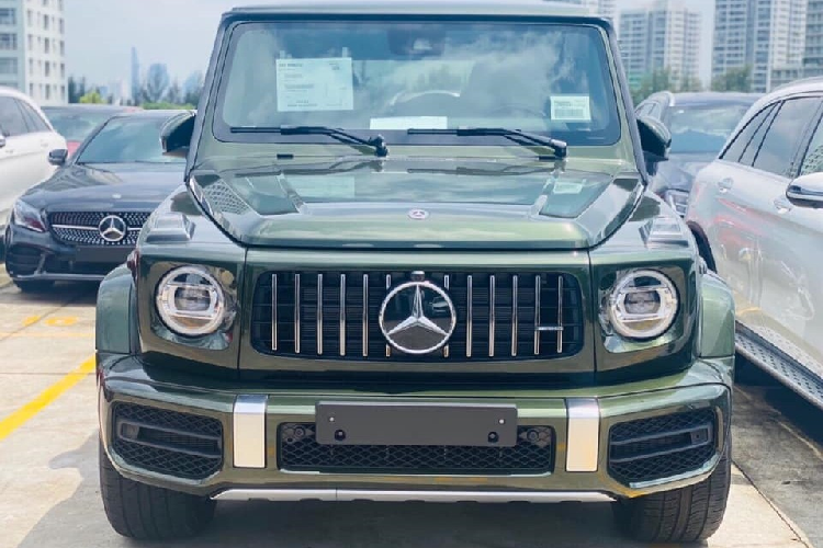 Điểm ấn tượng trên ngoại hình của chiếc SUV hạng sang Mercedes-AMG G63 2020 chính hãng này chính là bộ áo xanh lá có tên gọi Olive Green, đây là màu sơn tuỳ chọn nằm trong danh mục mã màu G-Manufaktur và có giá về đến Việt Nam lên đến 255 triệu đồng. Chưa hết, chiếc SUV hạng sang G63 2020 màu xanh Olive này còn có hai tuỳ chọn đắt giá khác, đầu tiên chính là việc chủ nhân đã mạnh tay chi hầu bao để xe sở hữu gói ốp nội thất bằng sợi carbon có giá lên tới 229 triệu đồng.