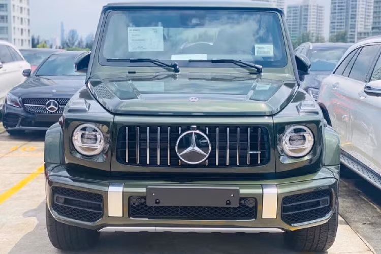 Điểm ấn tượng trên ngoại hình của chiếc SUV hạng sang Mercedes-AMG G63 2020 chính hãng này chính là bộ áo xanh lá có tên gọi Olive Green, đây là màu sơn tuỳ chọn nằm trong danh mục mã màu G-Manufaktur và có giá về đến Việt Nam lên đến 255 triệu đồng. Chưa hết, chiếc SUV hạng sang G63 2020 màu xanh Olive này còn có hai tuỳ chọn đắt giá khác, đầu tiên chính là việc chủ nhân đã mạnh tay chi hầu bao để xe sở hữu gói ốp nội thất bằng sợi carbon có giá lên tới 229 triệu đồng.