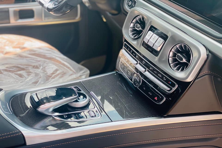 Trước đó, đã có một chiếc SUV hạng sang Mercedes-AMG G63 đời mới mang màu sơn độc nhất Việt Nam là G manufaktur Dark Olive Green Magno đã có mặt tại dải đất hình chữ S và định cư ở Hà Nội. Chỉ tính riêng màu sơn của chiếc xe này đã lên đến 800 triệu đồng. Hiện tại, giá xe Mercedes-AMG G63 mới nhất tại Việt Nam thuộc diện phân phối chính hãng là 10,83 tỷ đồng, các đại gia Việt ước tính phải bỏ ra số tiền trên 12 tỷ đồng để chiếc G63 đời mới lăn bánh trên đường.