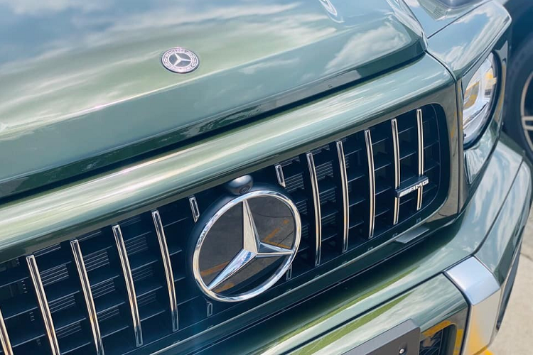 Tuỳ chọn thứ 3 có trên chiếc Mercedes-AMG G63 2020 màu Olive Green là gói nội thất ghế da Nappa cao cấp có màu nâu Saddle Brown, gói này có giá 69 triệu đồng. Như vậy, tổng trị giá 3 tuỳ chọn này cho chiếc SUV hạng sang Mercedes-AMG G63 2020 này lên đến 553 triệu đồng, tức bằng giá xe Hyundai Accent, Toyota Vios hay VinFast Fadil.