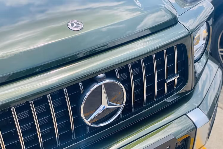 Tuỳ chọn thứ 3 có trên chiếc Mercedes-AMG G63 2020 màu Olive Green là gói nội thất ghế da Nappa cao cấp có màu nâu Saddle Brown, gói này có giá 69 triệu đồng. Như vậy, tổng trị giá 3 tuỳ chọn này cho chiếc SUV hạng sang Mercedes-AMG G63 2020 này lên đến 553 triệu đồng, tức bằng giá xe Hyundai Accent, Toyota Vios hay VinFast Fadil.