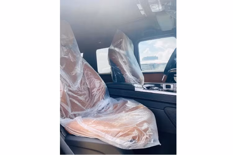 Ngoài màu sơn độc nhất Việt Nam là xanh Olive, chiếc SUV hạng sang Mercedes-AMG G63 này không có trang bị nào thay đổi ở ngoại thất so với những xe chính hãng đã bán ra trước đó. Ngoại hình xe vẫn là đèn LED tròn hiện đại mới, đèn hậu thiết kế cách điệu hơn bản cũ. Những chiếc Mercedes-AMG G63 đời mới thuộc diện phân phối chính hãng còn có sự khác biệt rất lớn ở ngoại hình so với xe nhập ngoài nằm ở ống xả, chiếc G63 mang màu sơn độc xanh Olive cũng không ngoại lệ.