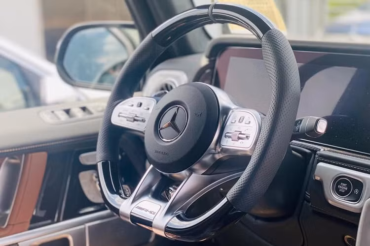 Cụ thể, do yêu cầu từ phía Cục Đăng kiểm Việt Nam để đảm bảo an toàn cho những người chạy xe máy, ống xả kép phía bên phải của những chiếc xe Mercedes-AMG G63 đời mới chính hãng bắt buộc phải hướng thẳng xuống đất thay vì nằm ngang hướng ra bên ngoài như bình thường. Đây cũng là chi tiết để phân biệt SUV hạng sang Mercedes-AMG G63 2019 nhập ngoài với xe chính hãng.