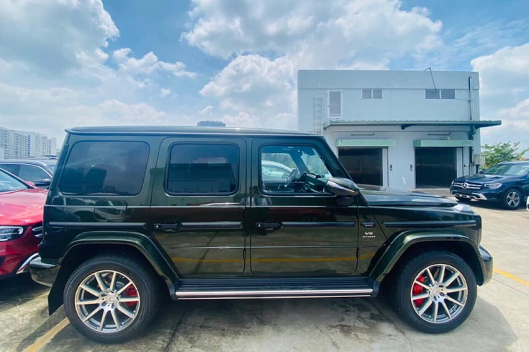 Nằm bên dưới nắp capô của Mercedes-AMG G63 mang màu sơn xanh lá bóng vẫn là khối động cơ xăng V8, tăng áp kép, dung tích 4.0 lít mới nhất. Động cơ này tạo ra công suất tối đa 585 mã lực tại tua máy 6.000 vòng/phút và mô-men xoắn cực đại 850 Nm tại dải tua máy 2.500 - 3.500 vòng/phút. Sức mạnh được truyền tới cả 4 bánh thông qua hộp số tự động AMG Speedshift Plus 9 cấp. Nhờ đó, chiếc SUV hạng sang này có thể tăng tốc từ vị trí xuất phát lên 100 km/h trong thời gian 4,5 giây trước khi đạt vận tốc tối đa 220 km/h.