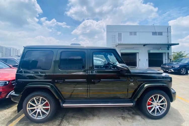 Nằm bên dưới nắp capô của Mercedes-AMG G63 mang màu sơn xanh lá bóng vẫn là khối động cơ xăng V8, tăng áp kép, dung tích 4.0 lít mới nhất. Động cơ này tạo ra công suất tối đa 585 mã lực tại tua máy 6.000 vòng/phút và mô-men xoắn cực đại 850 Nm tại dải tua máy 2.500 - 3.500 vòng/phút. Sức mạnh được truyền tới cả 4 bánh thông qua hộp số tự động AMG Speedshift Plus 9 cấp. Nhờ đó, chiếc SUV hạng sang này có thể tăng tốc từ vị trí xuất phát lên 100 km/h trong thời gian 4,5 giây trước khi đạt vận tốc tối đa 220 km/h.
