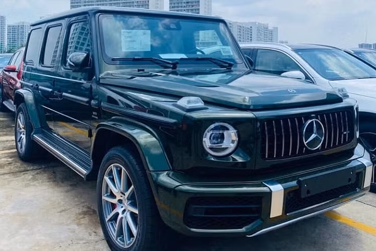 Dòng xe SUV hạng sang Mercedes-AMG G63 2020 mới vẫn đang nhận được sự yêu thích của các khách hàng Việt, trong đó, không chỉ có các công ty nhập khẩu tư nhân bận rộn mở công G63 để bàn giao cho khách hàng mà còn có đại lý chính hãng. Gần đây nhất, sau hơn 35 chiếc SUV hạng sang Mercedes-AMG G63 về nước với 2 màu sắc quen thuộc là trắng và đen, một chiếc Mercedes-AMG G63 chính hãng có mặt tại Việt Nam với ngoại thất sơn màu độc rất lạ mắt và nổi bật.