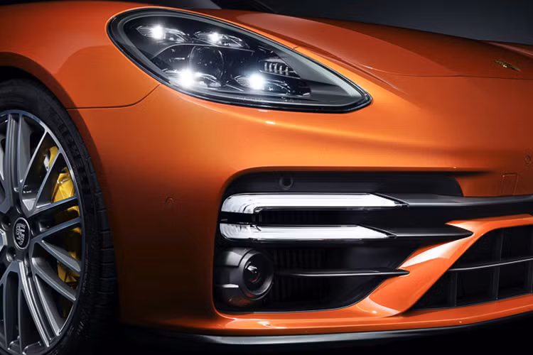Ở mặt trước, tất cả phiên bản đều đi kèm thiết kế Sport Design vốn là trang bị tuỳ chọn trước đây. Porsche cũng bổ sung hai lựa chọn mâm xe 20 inch và 21 inch, màu ngoại thất Cherry Red và Truffle Brown. Đèn pha độc đáo cùng hốc hút gió lớn hơn, hệ thống ống xả được thiết kế lại hứa hẹn mang đến âm thanh ống xả V8 đặc trưng.