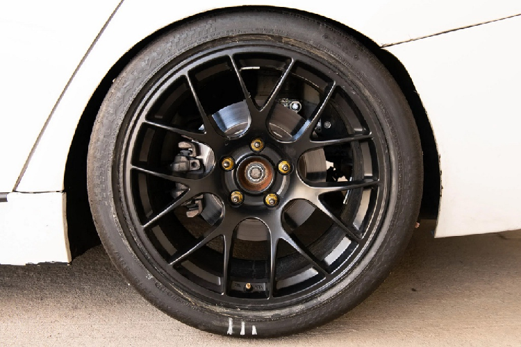 Xe dùng bộ mâm Apex 18 inch với lốp đua chuyên dụng. Vi sai cũng được nâng cấp bằng bộ vi sai chống trượt Diffsonline giúp bánh sau nhận được nhiều sức mạnh hơn khi chạy trên đường thẳng, bù lại khi vào cua sẽ khó khăn hơn.