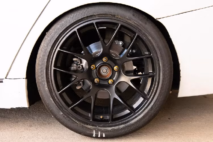 Xe dùng bộ mâm Apex 18 inch với lốp đua chuyên dụng. Vi sai cũng được nâng cấp bằng bộ vi sai chống trượt Diffsonline giúp bánh sau nhận được nhiều sức mạnh hơn khi chạy trên đường thẳng, bù lại khi vào cua sẽ khó khăn hơn.