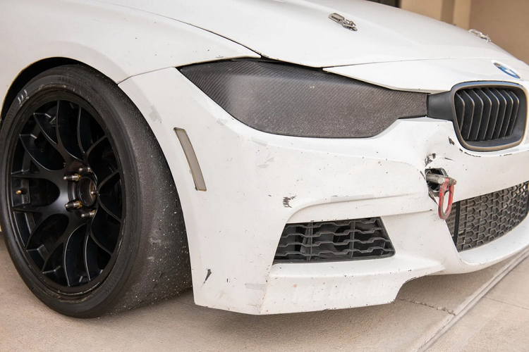 Có thể thấy bộ vỏ của chiếc 3-Series này bị hư hỏng khá nhiều, đây là việc không thể tránh khỏi đối với một chiếc xe đua. Hệ thống đèn chiếu sáng đã được dán kín lại với decal giả vân carbon.