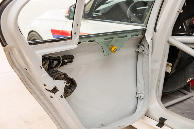 BMW 328i bản đua được trang bị động cơ N20 2.0L tăng áp đến từ hãng Roush Engines, kết hợp cùng các bộ phận nâng cấp khác như tăng áp MHI, piston nén, bơm giải nhiệt công suất cao... Hộp số trên xe là loại số sàn 6 cấp Getrag GS6-17GB.