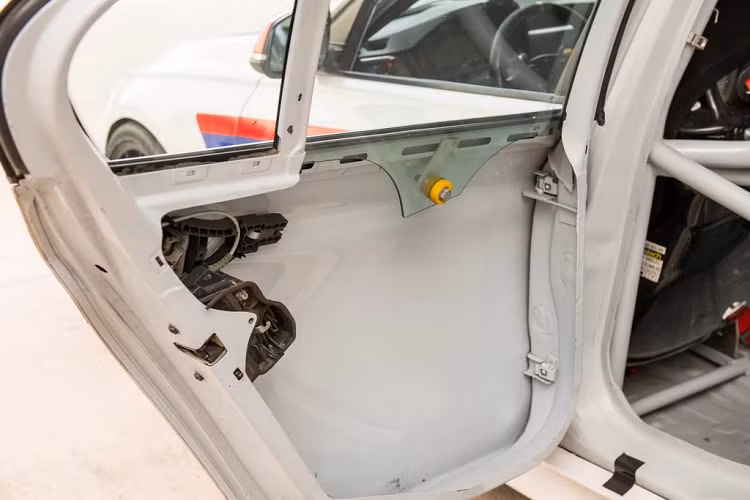 BMW 328i bản đua được trang bị động cơ N20 2.0L tăng áp đến từ hãng Roush Engines, kết hợp cùng các bộ phận nâng cấp khác như tăng áp MHI, piston nén, bơm giải nhiệt công suất cao... Hộp số trên xe là loại số sàn 6 cấp Getrag GS6-17GB.