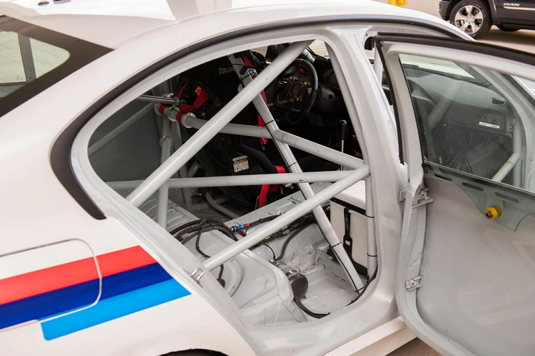 Khoang hành khách phía sau đã được lược bỏ hết ghế ngồi và gia cố bằng các thanh sắt dạng ống có tác dụng tăng thêm độ cứng cho bộ khung chịu lực rollcage.