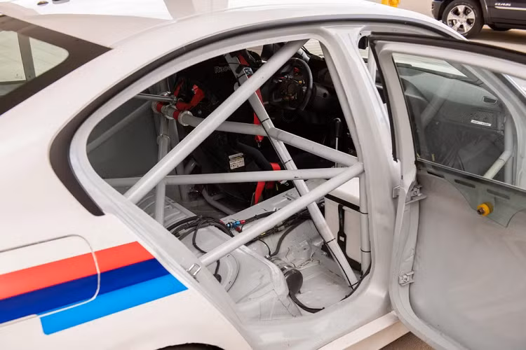 Khoang hành khách phía sau đã được lược bỏ hết ghế ngồi và gia cố bằng các thanh sắt dạng ống có tác dụng tăng thêm độ cứng cho bộ khung chịu lực rollcage.