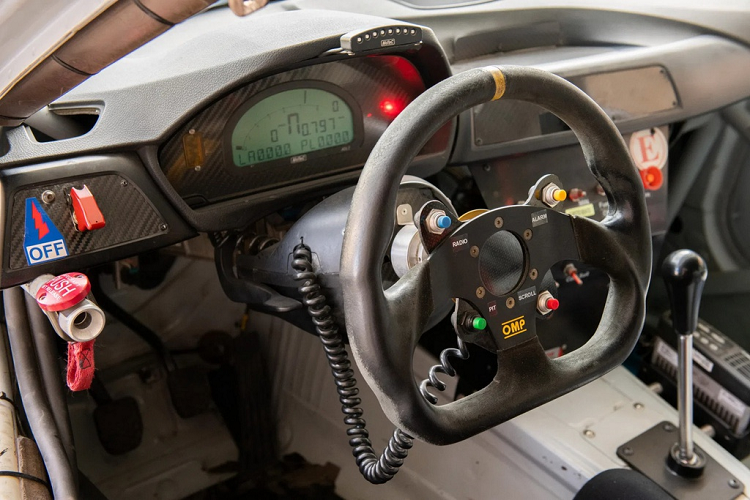 Nội thất của xe được thay đổi gần như hoàn toàn, chỉ giữ lại duy nhất ghế ngồi cho tay đua. Vô lăng là loại chuyên dụng nên có thiết kế khá thô và có thể tháo rời một cách nhanh chóng.