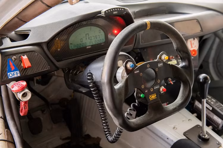 Nội thất của xe được thay đổi gần như hoàn toàn, chỉ giữ lại duy nhất ghế ngồi cho tay đua. Vô lăng là loại chuyên dụng nên có thiết kế khá thô và có thể tháo rời một cách nhanh chóng.