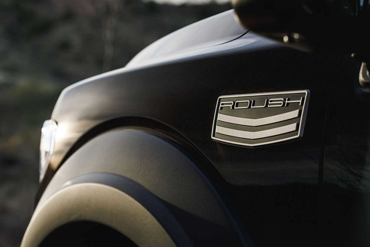 Ngoài ra, hiệu năng của xe còn được tăng cường nhờ hệ thống ống xả chủ động từ Roush với bốn chế độ thiết lập là Touring, Off-Road, Sport hoặc Custom.
