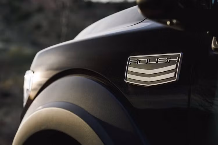 Ngoài ra, hiệu năng của xe còn được tăng cường nhờ hệ thống ống xả chủ động từ Roush với bốn chế độ thiết lập là Touring, Off-Road, Sport hoặc Custom.