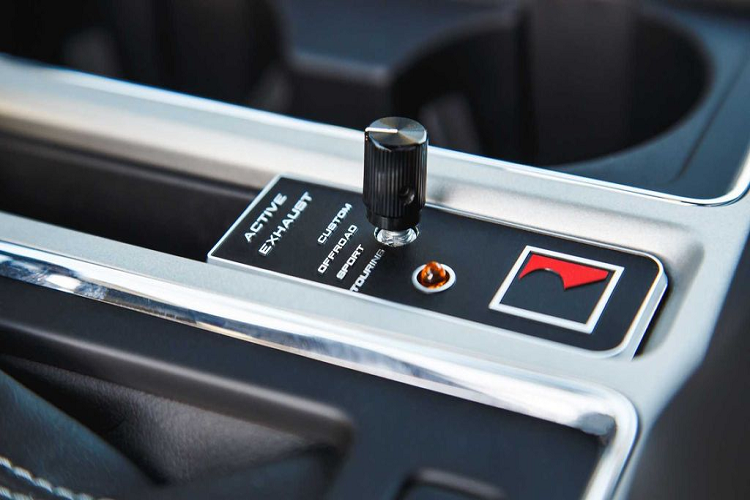 Trong số các trang bị “xịn sò” trên Roush F-150 5.11 Tactical Edition, nổi bật nhất chính là khối động cơ V8 5.0 lít siêu nạp. Trong khi khối máy nguyên bản sản sinh công suất 395 mã lực, động cơ siêu nạp Roush TVS R2650 mang tới sức mạnh đạt mức hơn 650 mã lực và mô-men xoắn 813 Nm, nhiều hơn tới 200 Nm so với ban đầu.