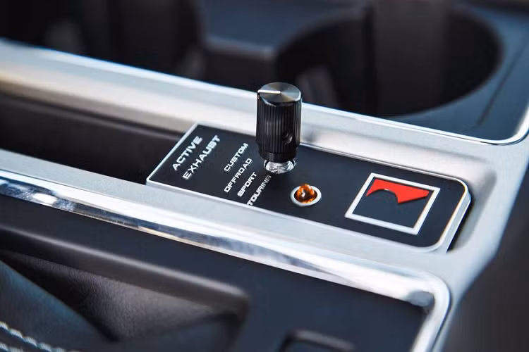 Trong số các trang bị “xịn sò” trên Roush F-150 5.11 Tactical Edition, nổi bật nhất chính là khối động cơ V8 5.0 lít siêu nạp. Trong khi khối máy nguyên bản sản sinh công suất 395 mã lực, động cơ siêu nạp Roush TVS R2650 mang tới sức mạnh đạt mức hơn 650 mã lực và mô-men xoắn 813 Nm, nhiều hơn tới 200 Nm so với ban đầu.