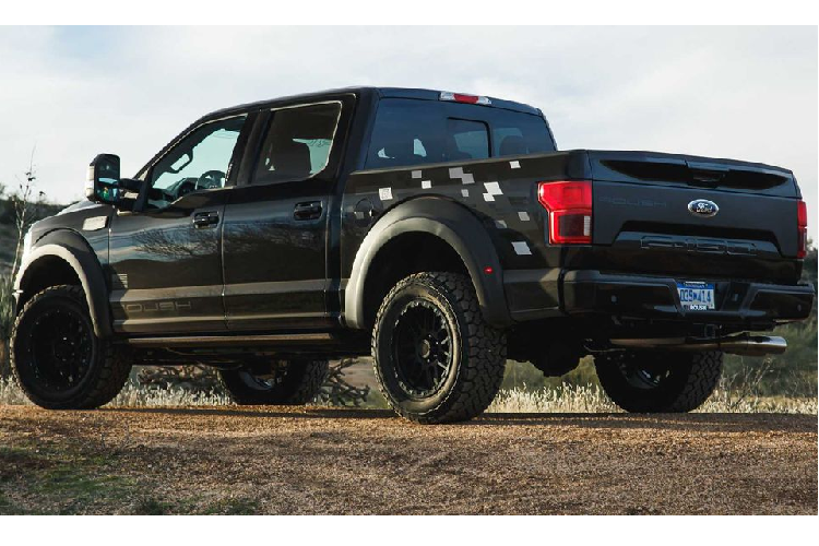 Chưa hết, hai bên sườn xe là 4 bộ ốp bánh xe sơn nhám với thiết kế phình to, tạo nên 1 dáng đứng bề thế hơn cho chiếc bán tải cơ bắp Mỹ.