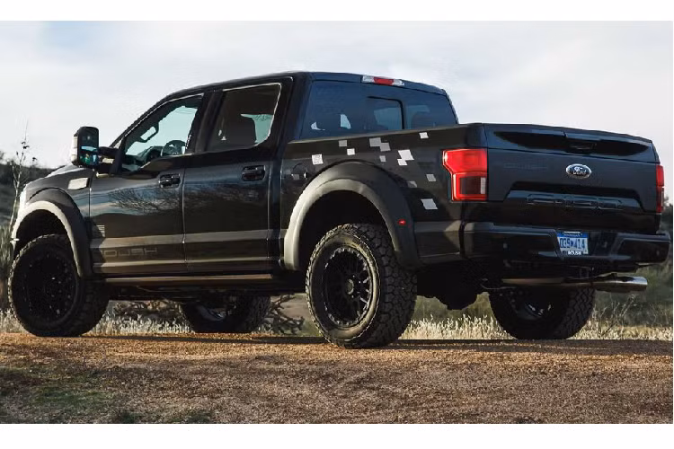 Chưa hết, hai bên sườn xe là 4 bộ ốp bánh xe sơn nhám với thiết kế phình to, tạo nên 1 dáng đứng bề thế hơn cho chiếc bán tải cơ bắp Mỹ.