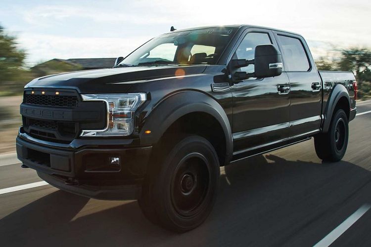 Bên trong khoang cabin, Roush F-150 5.11 Tactical Edition 2020 sở hữu một cụm đồng hồ tùy chỉnh, cờ Hoa Kỳ thêu trên tựa đầu và một kí hiệu riêng để đánh dấu phiên bản giới hạn.