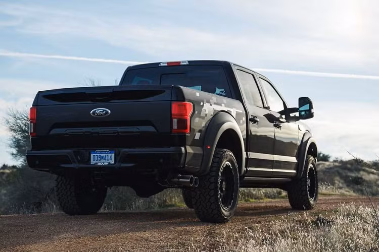 Chiếc bán tải hàng khủng Ford F-150 cũng sở hữu 1 hệ thống treo off-road chuyên dụng từ Roush, bộ mâm sơn đen kích thước 22-inch, bọc bên trong lốp xe 33-inch. Roush bên cạnh đó trang bị thêm tấm lưới tản nhiệt thiết kế riêng và hệ thống chiếu sáng đặc trưng của nhà độ.
