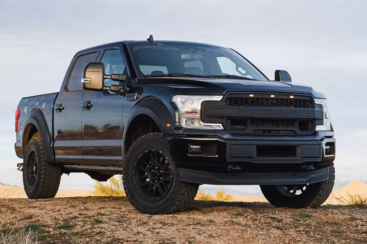 Roush Performance – cái tên đã quá quen thuộc với những người yêu Ford, hãng độ từng nổi danh với nhiều mẫu Mustang, mới đây đã tung ra phiên bản hiệu năng cao của mẫu bán tải Ford F-150 mang tên “Roush F-150 5.11 Tactical Edition 2020”.