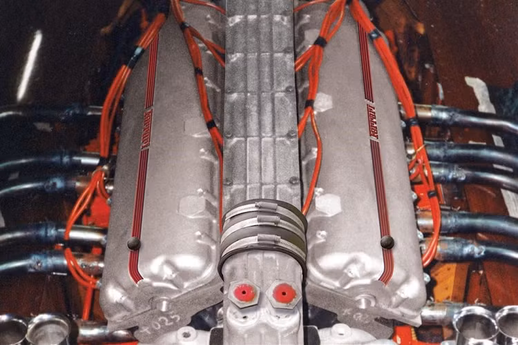 Ban đầu, Castoldi đã mua lại động cơ V12 4.5L của chiếc Ferrari 375 để phục vụ dự án này. Sau khi hợp tác với Ferrari, Enzo cho rằng động cơ này vẫn chưa đủ để phá vỡ kỷ lục. Động cơ này được các kỹ sư của Ferrari tỉnh chỉnh lại, cho ra sức mạnh 550-600 mã lực. Đây là sức mạnh rất lớn ở thập niên 1950. Nguyên bản, động cơ V12 của Ferrari 375 chỉ sản sinh khoảng 385 mã lực. Tuy nhiên, động cơ vẫn chưa phải là chi tiết đặc biệt duy nhất của Ferrari Arno XI.