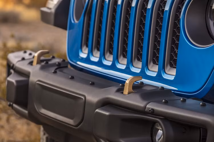 Ngoài chiều cao, khung gầm và tay đòn phía trên của trục bánh trước cũng được gia cường nhằm tăng thêm sự vững chãi. Cùng với đó, xe được trang bị tiêu chuẩn hộp số phụ hai cấp toàn thời gian, cầu cứng Dana 44 với khóa vi-sai điện tử, giảm chấn Fox. Mâm xe 17 inch là tiêu chuẩn, được bọc bên ngoài bởi lốp BFGoodrich K02 A/T 33 inch.