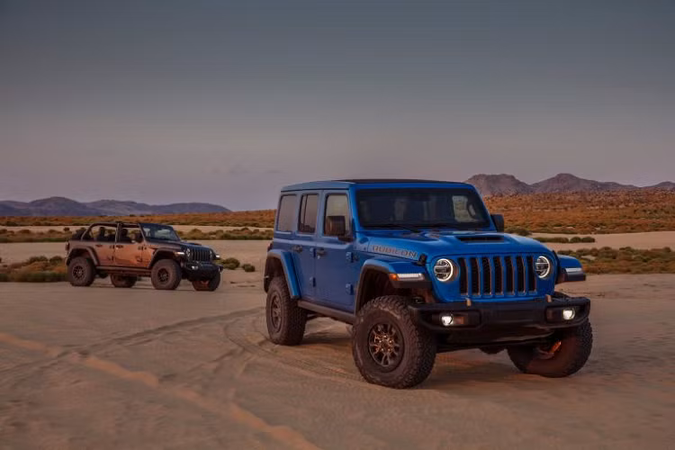 Khối động cơ V8 trên Jeep Wrangler 2021 mới chính là động cơ được trang bị trên những chiếc xe thuộc phiên bản 392 như Dodge Challenger, Charger, Durango hay Jeep Grand Cherokee SRT 392. Khác với bản concept chỉ có 450 mã lực, chiếc Jeep Wrangler Rubicon 392 có cho mình sức mạnh lên đến 470 mã lực và mô-men xoắn cực đại ở mức 637 Nm.