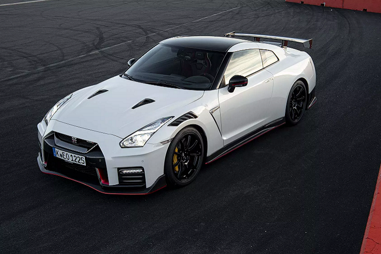 Các kỹ sư của Nissan cũng đã cải tiến lại hệ thống ống xả, tạo cho nó âm thanh trầm hơn, hoàn chỉnh với tiếng pô và tiếng kêu vang vọng từ một mẫu xe hiệu suất cao nhưng vẫn giữ lại nét old school của một mẫu xe thể thao. Nissan GT-R Nismo thế hệ mới có thể tăng tốc 0-96 km/h trong khoảng 3 giây.